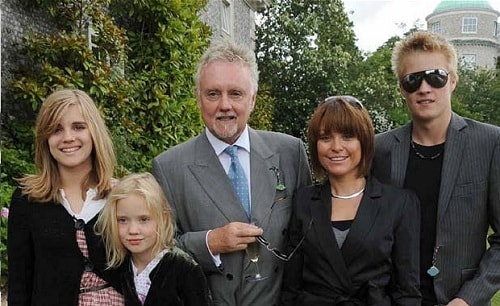 A picture of Rufus with his parents and siblings.